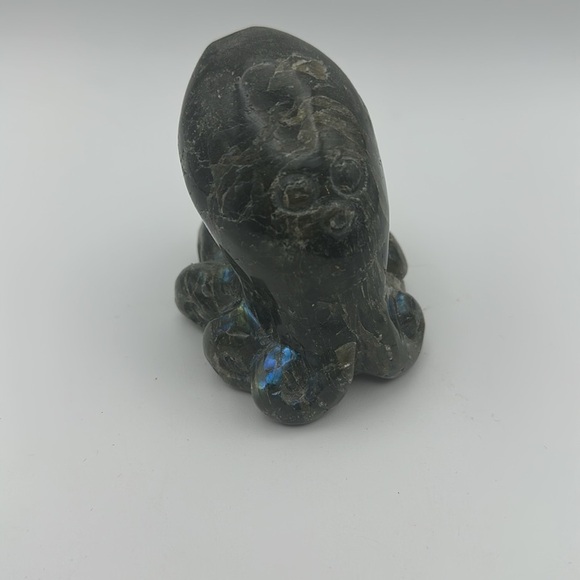 Natural blue flash labradorite octopus carving - Picture 3 of 8